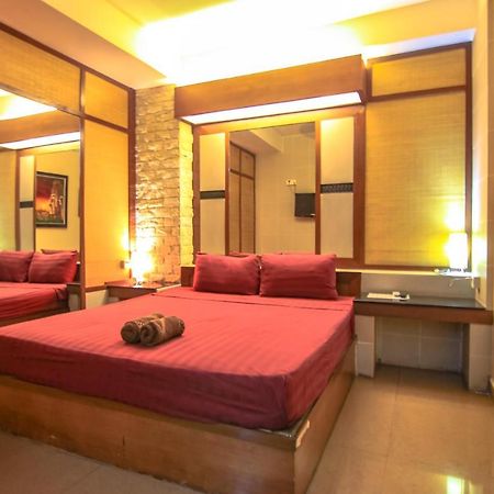 Bar Oz Riverside Guesthouse Phnom-Penh Buitenkant foto