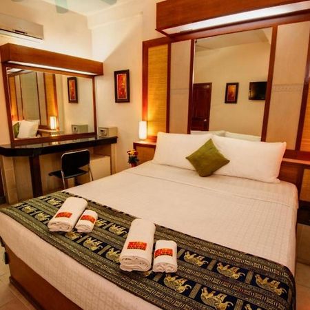 Bar Oz Riverside Guesthouse Phnom-Penh Buitenkant foto