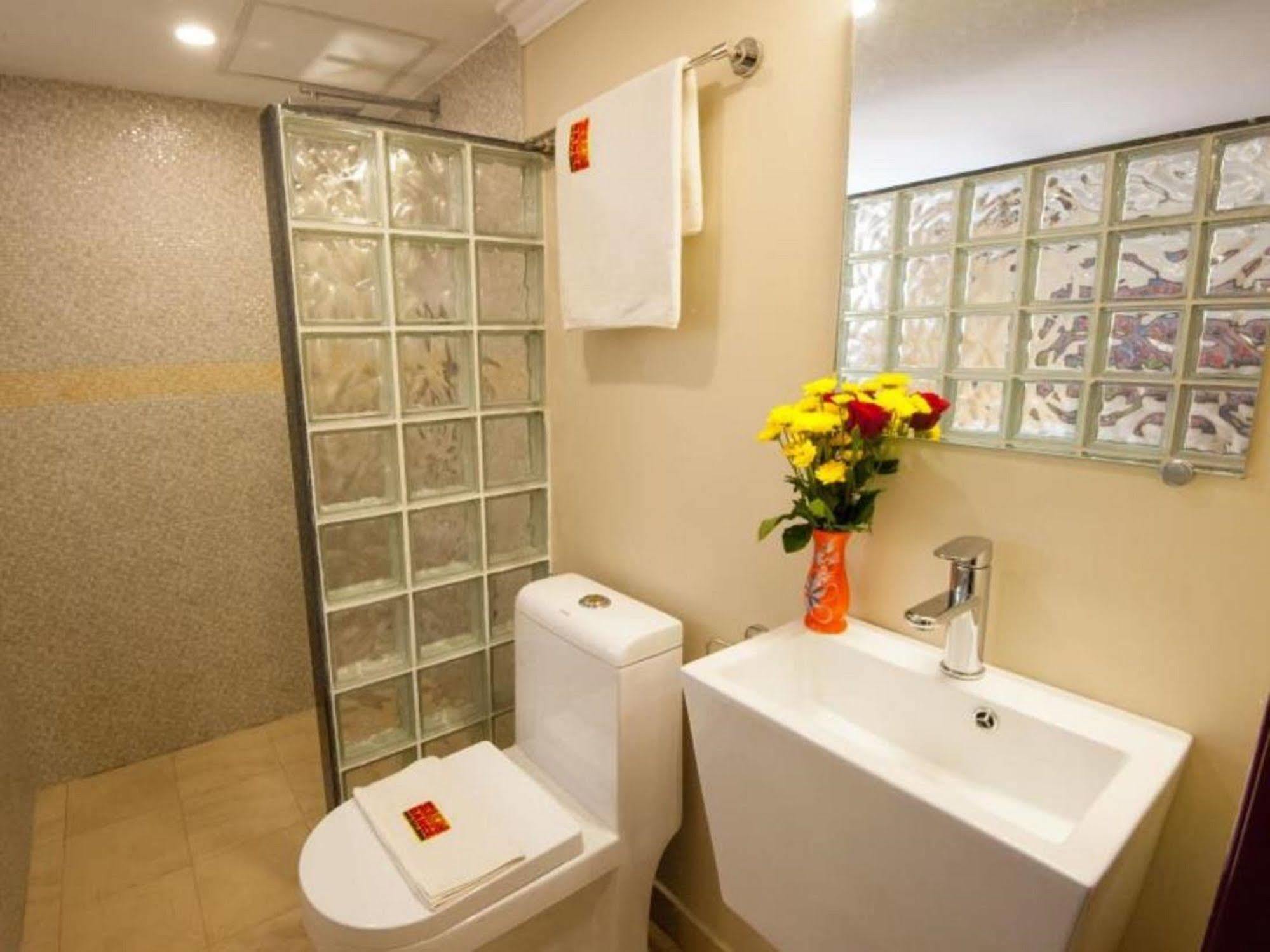 Bar Oz Riverside Guesthouse Phnom-Penh Buitenkant foto