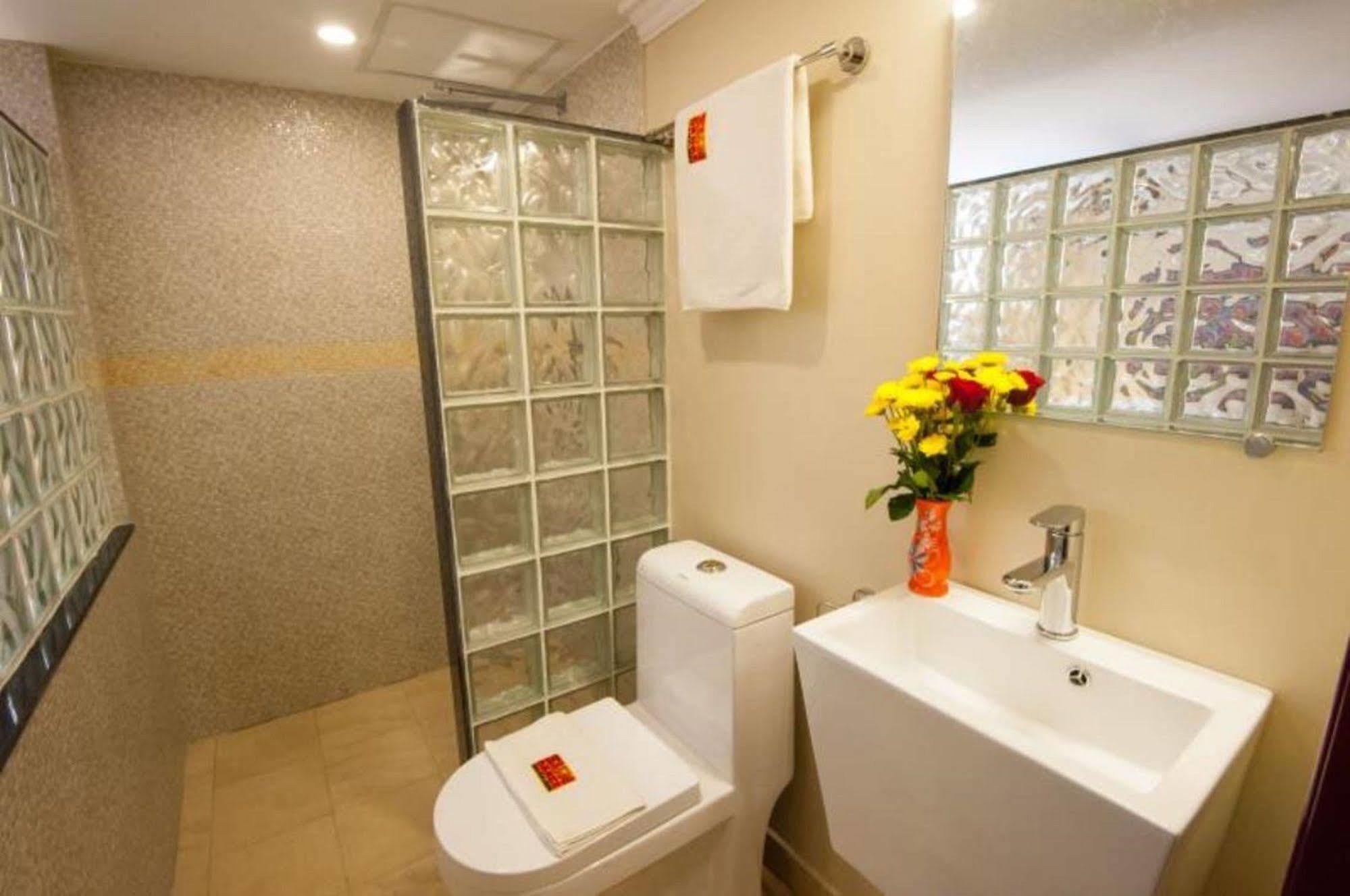 Bar Oz Riverside Guesthouse Phnom-Penh Buitenkant foto