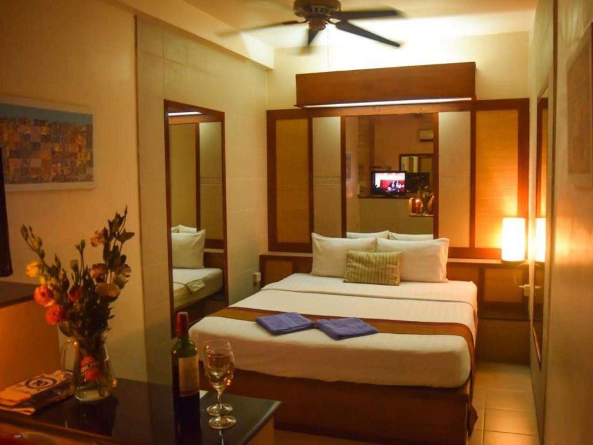 Bar Oz Riverside Guesthouse Phnom-Penh Buitenkant foto