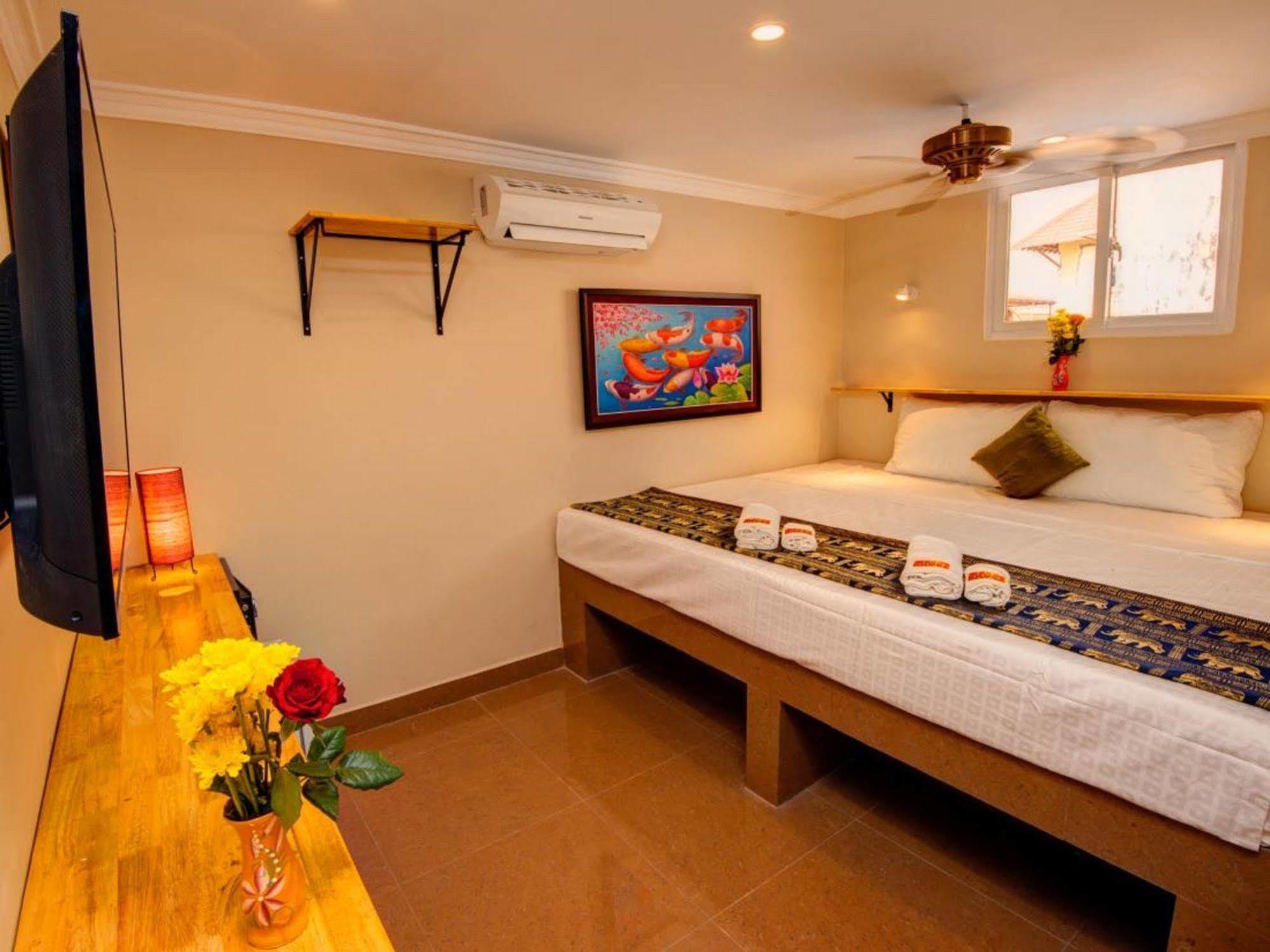 Bar Oz Riverside Guesthouse Phnom-Penh Buitenkant foto