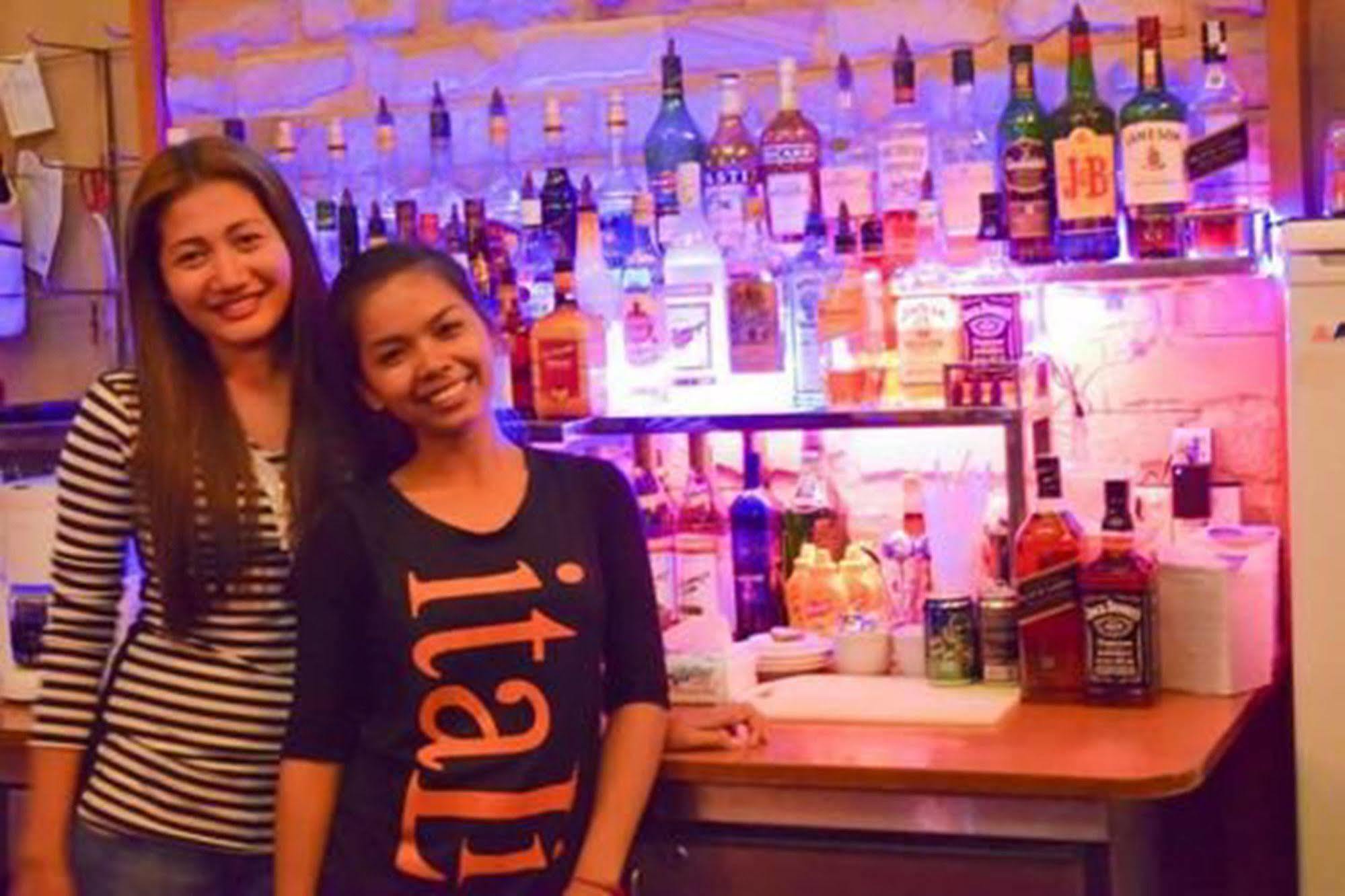 Bar Oz Riverside Guesthouse Phnom-Penh Buitenkant foto