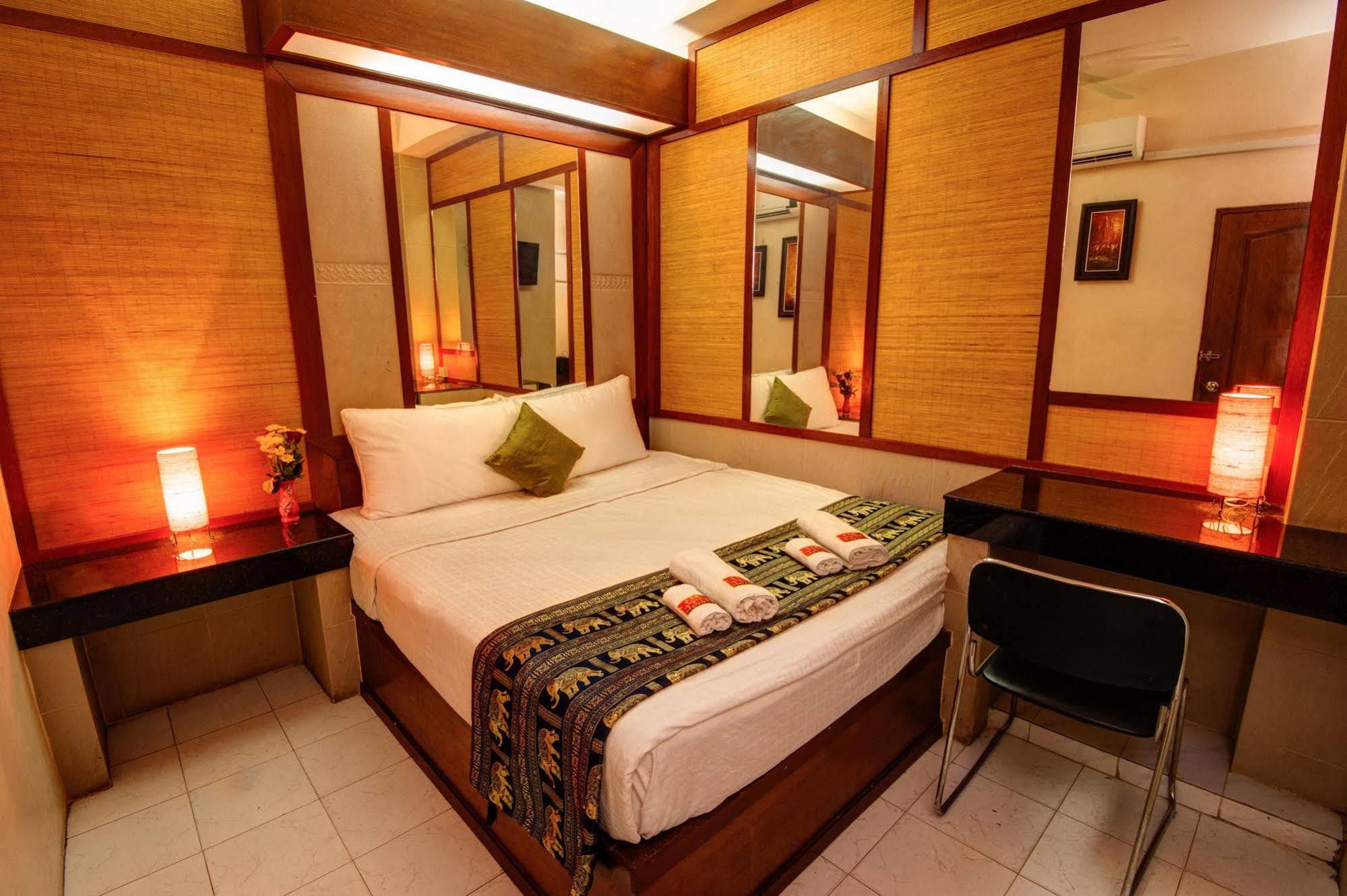 Bar Oz Riverside Guesthouse Phnom-Penh Buitenkant foto
