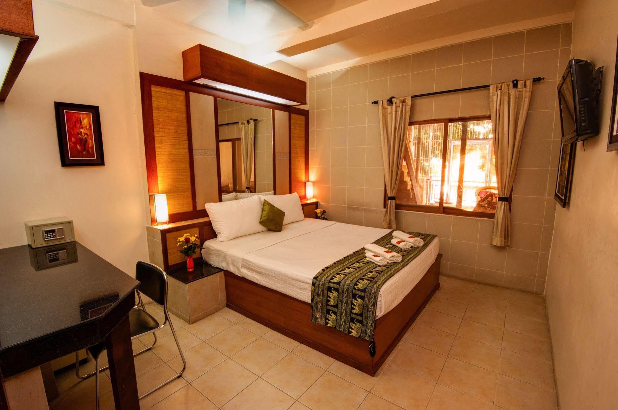 Bar Oz Riverside Guesthouse Phnom-Penh Buitenkant foto