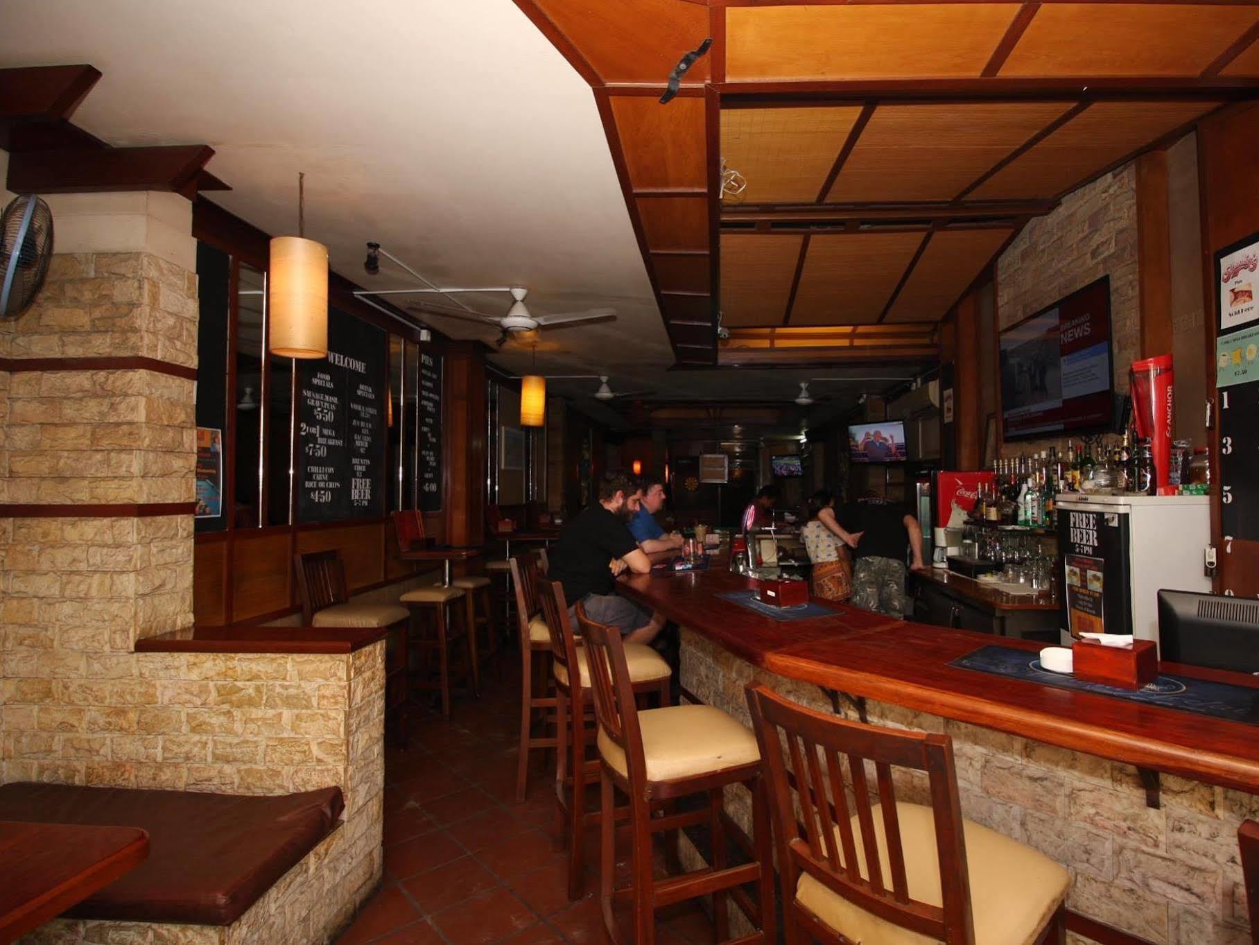 Bar Oz Riverside Guesthouse Phnom-Penh Buitenkant foto